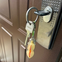 Set 2 jucarii antistres, breloc, in forma de aluna, crem, 6 cm, Vivo FIGURINA-ALUNA